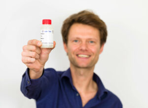Oprichter Water-Lab met flesje foto van Floris van Dijk met testflesje Water-Lab