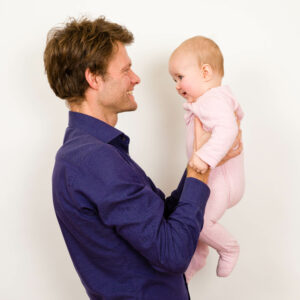 Founder Floris met kind Een foto van Water-Lab oprichter met een van zijn kinderen